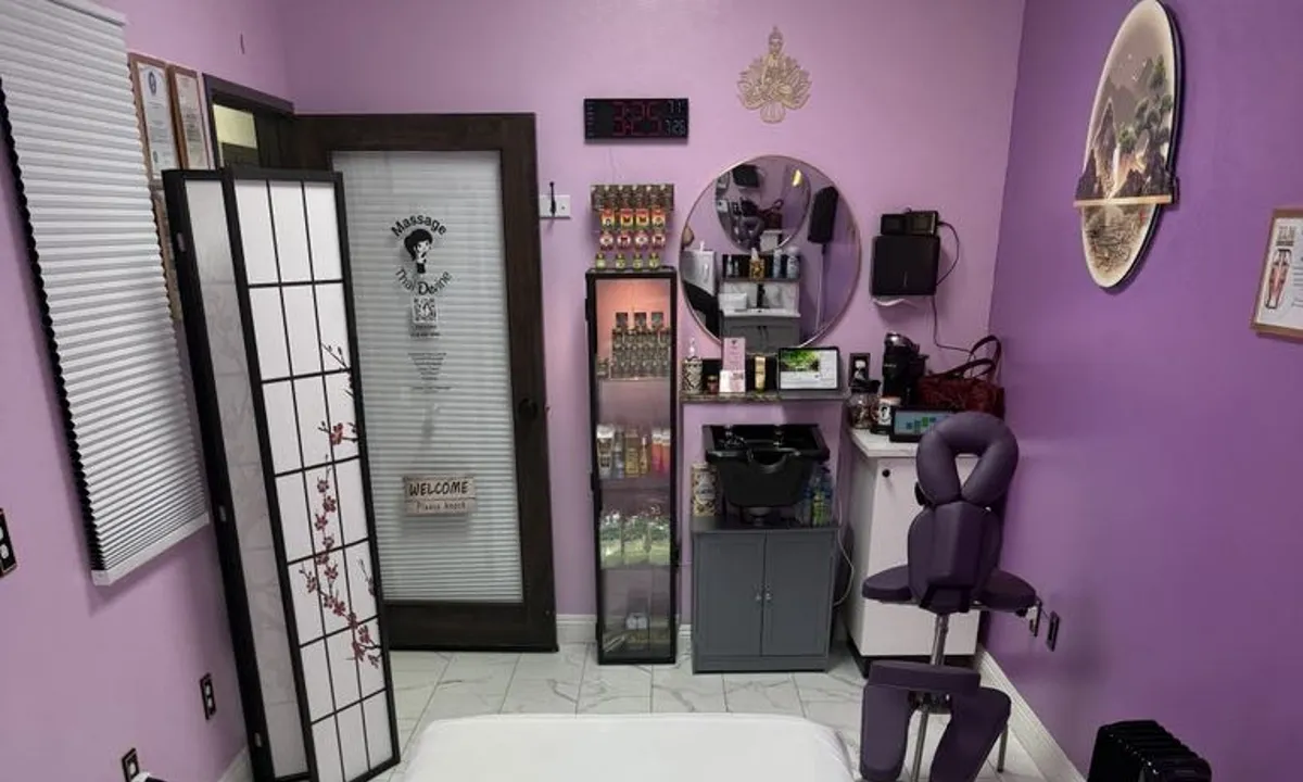 Welcome corner with the oils and products cabinet beside the studio door